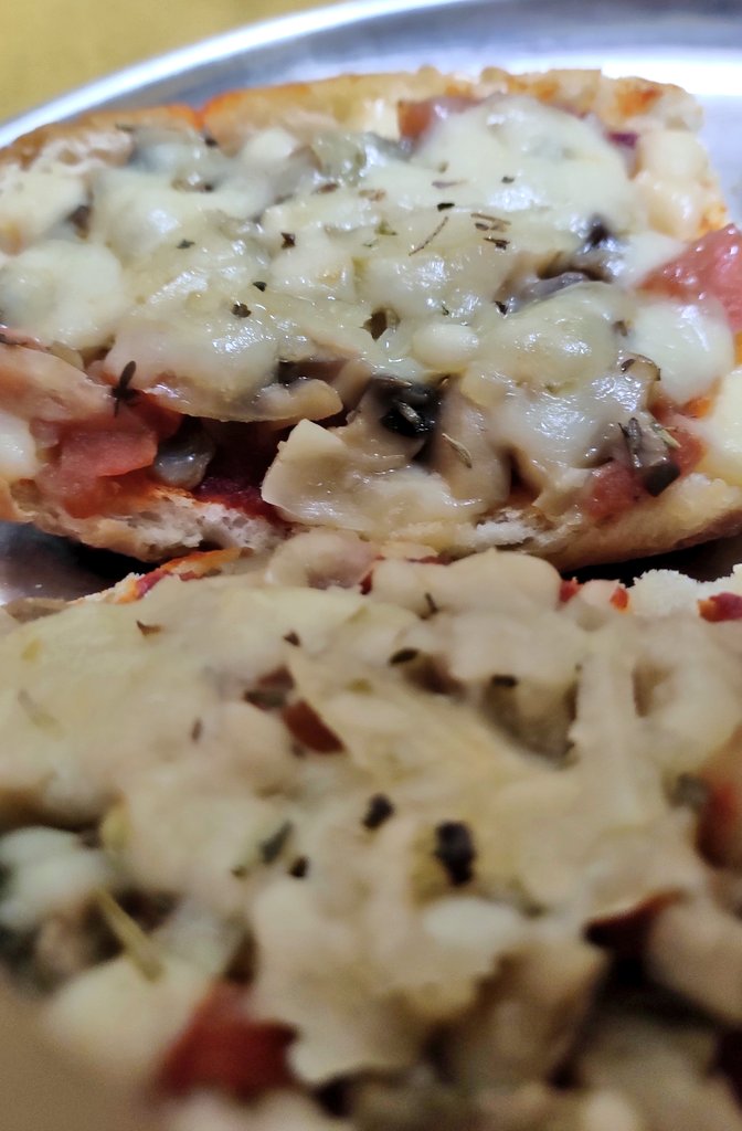 zehn_vij's tweet image. Butter, butter, butter instead of drops of olive oil and chilly garlic base means desi cheesy Bruschetta? #dinnerforone #weekendmeals