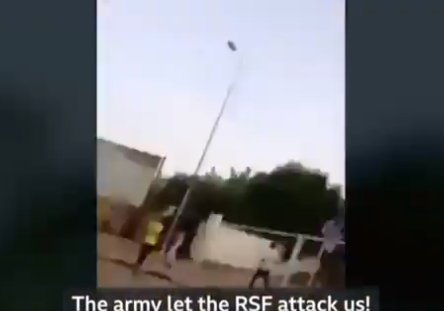 بالفيديو سودانية تجرى وتصرخ فى الفض الجيش ضربونا الجيش انتهى كيف تم اطلاق النار الحى على المتظاهرون العزل