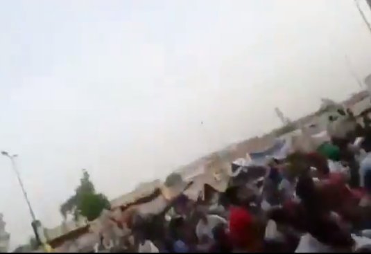 بالفيديو كيف تم اطلاق النار الحى على المتظاهرون العزل هذا ما فعلةجنود البرهان وحمديتى فى اخوتنا