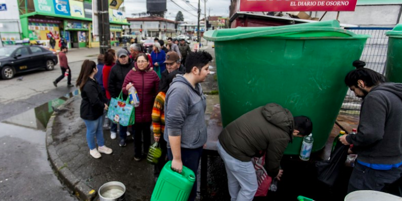 ucatolica's tweet photo. 💧🚨 #OsornoSinAguaPotable Hoy Chile es Osorno: 45 mil casas no tienen agua desde el jueves por un derrame de petróleo, declararon #EmergenciaSanitaria en la ciudad y el problema podría durar por días. ¿Qué hacer? Aquí indicaciones de la Dra. Sandra Cortés de @FacMedicinaUC. https://t.co/48hRtMH9A4