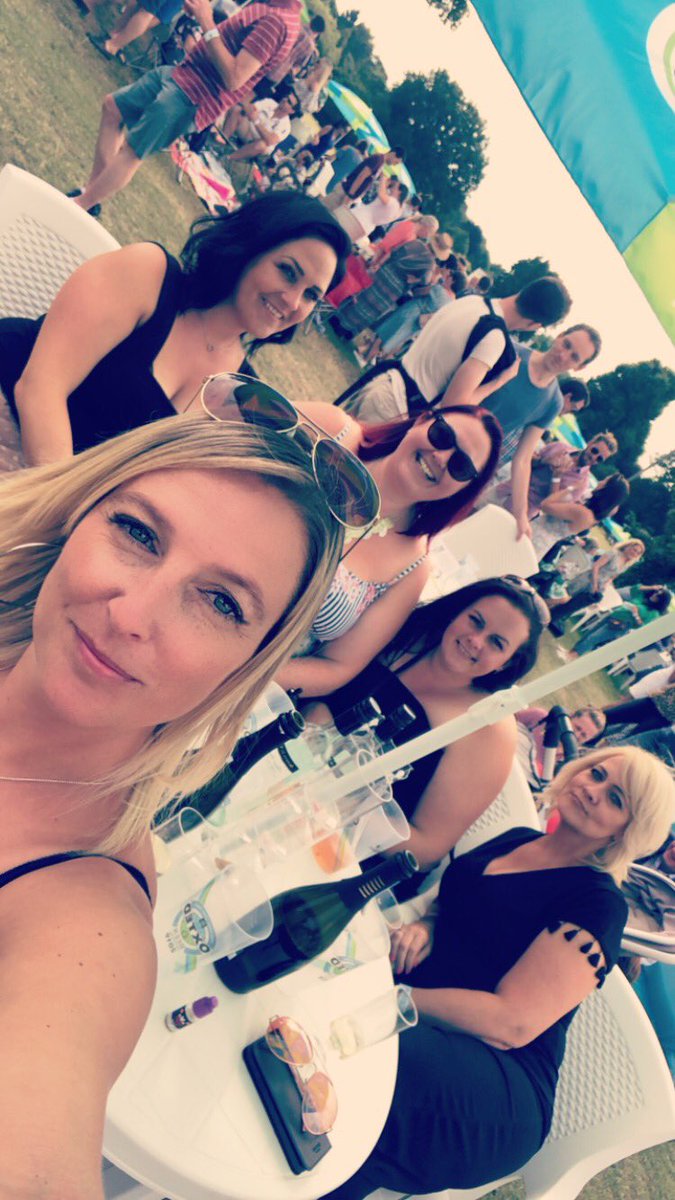 Nat2_Summers's tweet photo. #oxbf19 #GirlsDay #DrinkyPoo ☀️🥂���� https://t.co/QfjeUEBWmW
