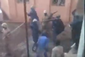بالفيديو اكثر من 8 جنود يضربون متظاهر اعزل هذا ما فعلة جنود البرهان وحمديتى فى اخوتنا المتظاهرون