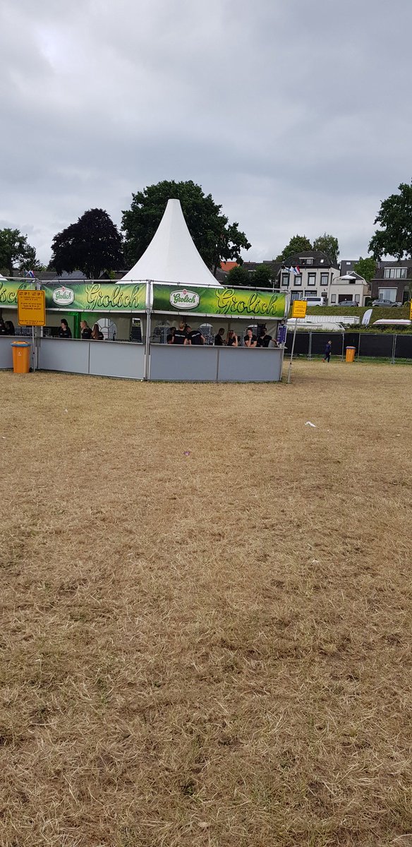PepijnvdH's tweet photo. Je kunt beter nu bestellen aan de bar, dan heb je vanavond in ieder geval iets te drinken....@Rijnweek #rhenen #rijnweek https://t.co/jEF3Q3iYjD