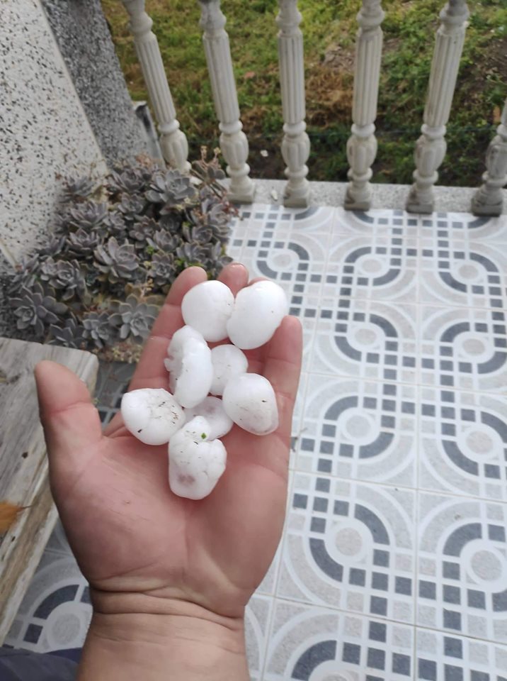 Meteofontes's tweet photo. Alguns exemplos do granizo caído nesta zona esta tarde. https://t.co/MWH7giaD4k