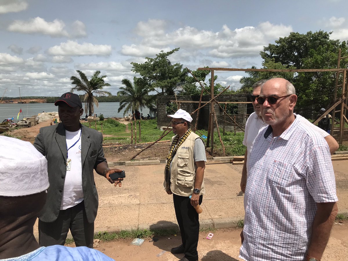 safiaotokore's tweet photo. Visite du #sénateur et @AmbaFrGuinee du site avant #travaux du Projet création d’un marché moderne en vue de l’#Autonomisation #Femmes notamment des #Mareyeuses appuyé par @AFD_France @PNUDGuinee @CMC_Guinee cc @jmgrosgurin @RiouxRemy @RimaLecoguic @RimaLecoguic @ChouatNadege https://t.co/fXMmzebL4B