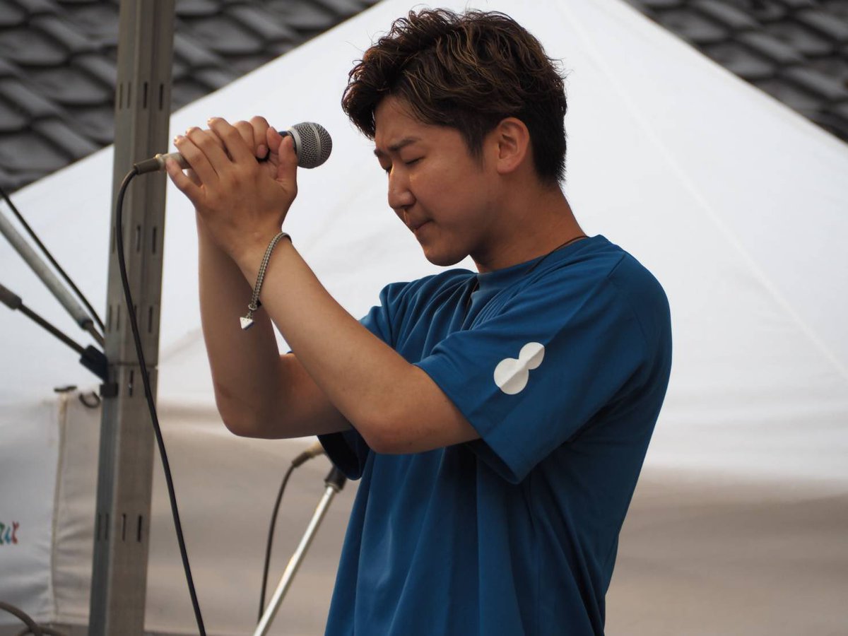 odtmak's tweet photo. 2019.07.13 石川県白峰

「白山まつり」

じいちゃんが繋いでくれた
大切なご縁で歌わせて頂きました

何よりシュンヤと航大
そしてファンのみんなを
連れて来れて嬉しかった。

そしてステージに届いた
「よしたいよ」の声が暖かくて
何度も涙を堪えました。

本当にありがとうございました◎

#aoiro https://t.co/W8cocjfCA4