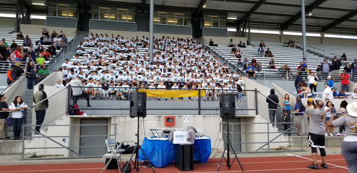 A few kids have shown up for the inaugural Cliff Avril &amp; Benson Bruins football camp. 👀 #cliffavril #bensonbruins #footballcamp