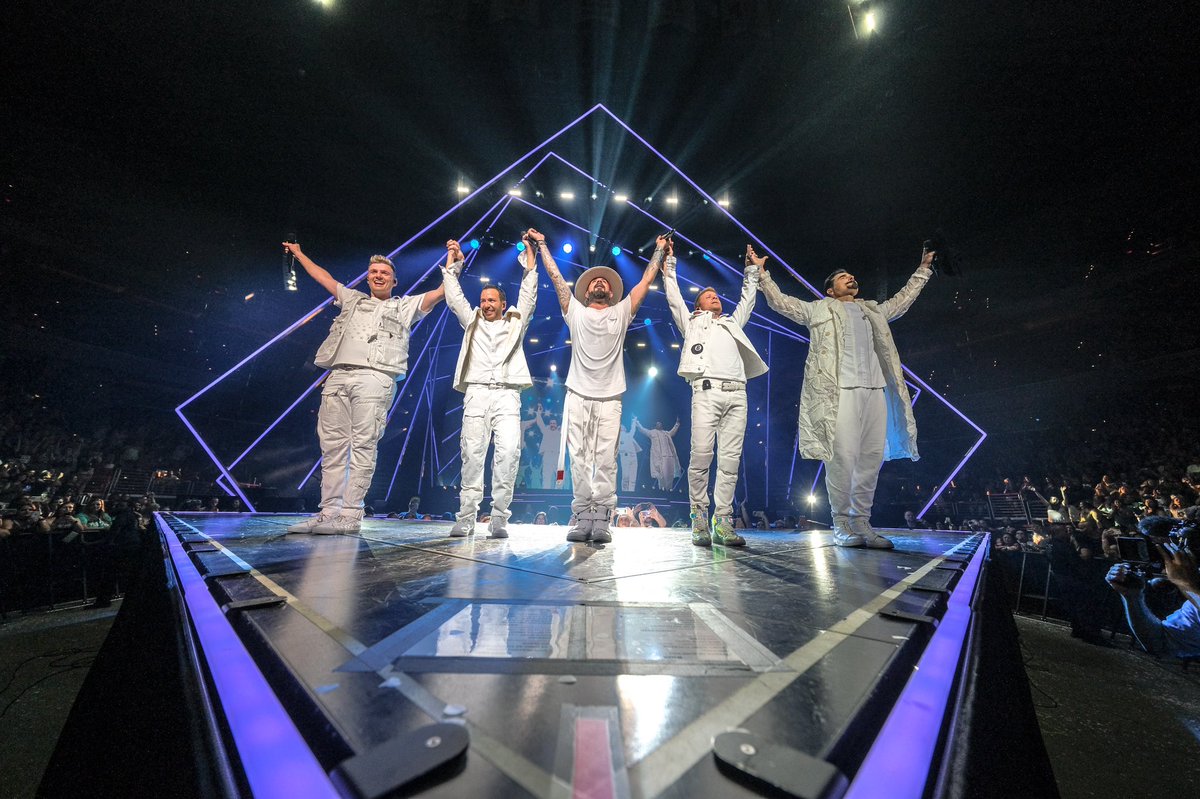 nickcarter's tweet photo. FAN family ❤️ thank you DC... North America are you ready for the #dnaworldtour?! #bsbdc https://t.co/mqhRq0tml6