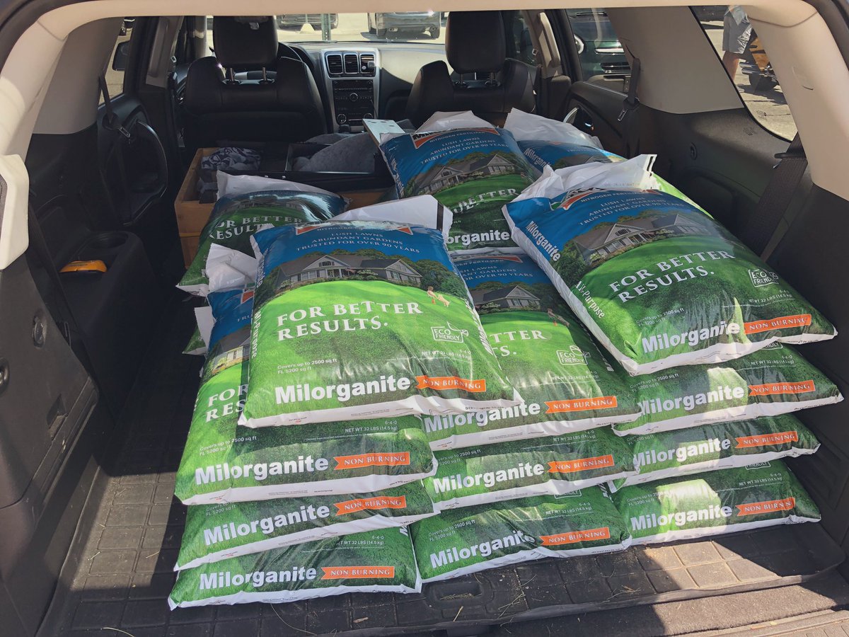 TheEmmanuelS's tweet photo. @k1mberlyds the SUV smells like pure #success right now. @HomeDepot has a stash of @Milorganite which I nearly depleted. #projectlawn. https://t.co/ieEgbqbSK2