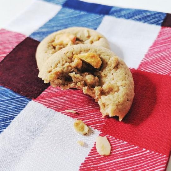 "Cinnamon spice cookie filled with apple ganache, topped with apple &amp; oat crumble" - the July cookie from <a href="/BLACKOUTbaking/">Blackout Baking Co.</a> that you can get on Sun, July 21st at the Chicago Artisan Market. 
• TIX: ow.ly/KRW350uZDGx

* coupon code CAM19 at checkout = special tix pricing. *