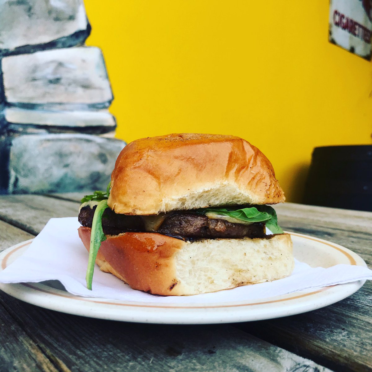 Diceys's tweet photo. Al fresco dining!๐๐บ @lisnamulligan @DonegalFood @Donegal_food @goballyshannon @ODonnellsBakery @wildatlanticway #donegalbeef #localfood #realbeef #localbeer #donegalblonde #Donegal #WildAtlanticWay https://t.co/xQrJdeCRjN