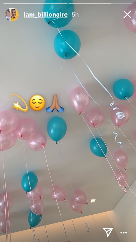 newstvmonde1's tweet photo. @GossipRoomOff a votre avis que fête la famille billionaire ? 🤔🤔 https://t.co/J1hXVt5mb4
