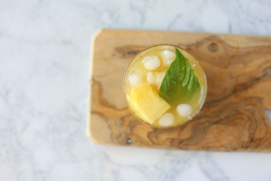 CutnCleanGreens's tweet photo. Cheers to the weekend!🥂🍍🌿

#DrinkYourGreens with this #kale #pineapple #smash #cocktail by @SeriousEats. https://t.co/9Qpg41EPKW https://t.co/EfpeHP9uJQ