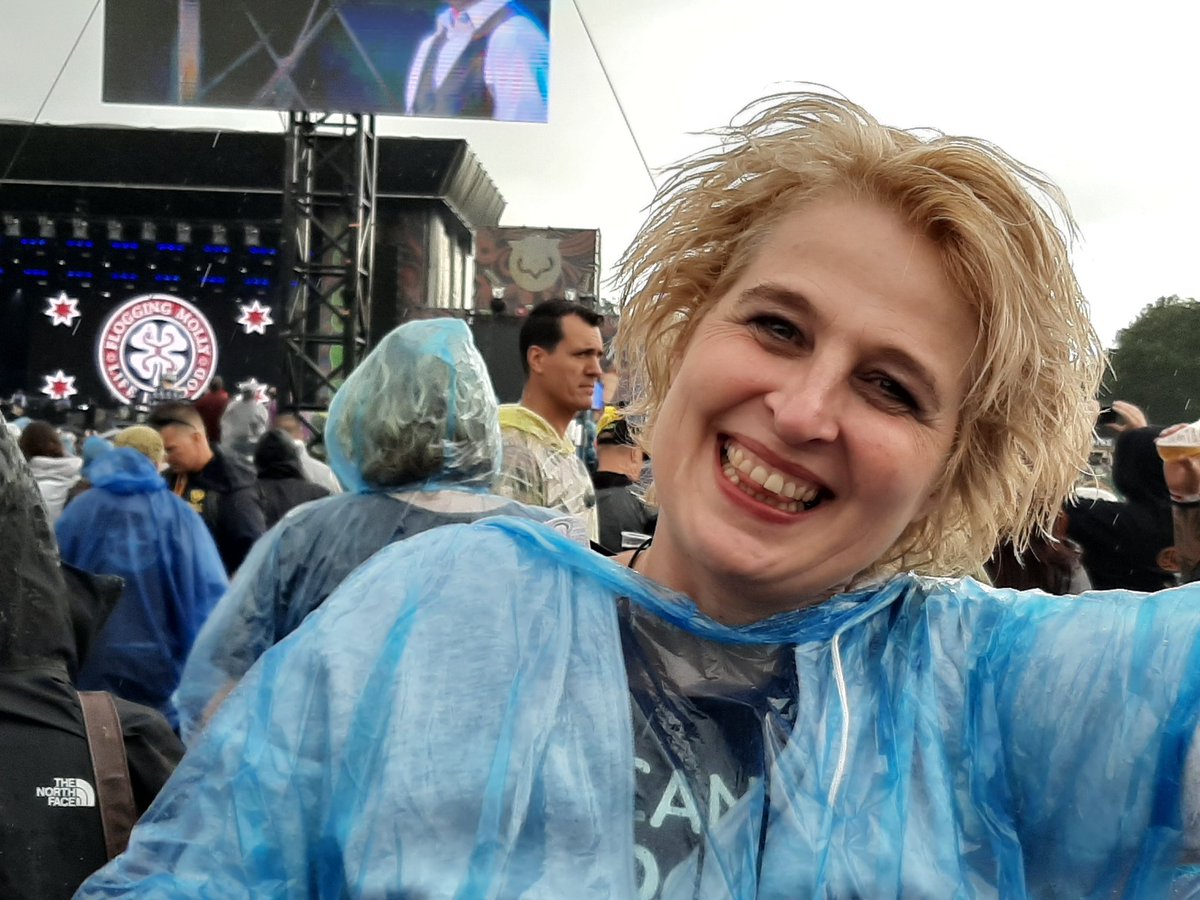 Zon en regen vandaag op #Bospop2019. De beste band tijdens een regenbui #Floggingmolly
