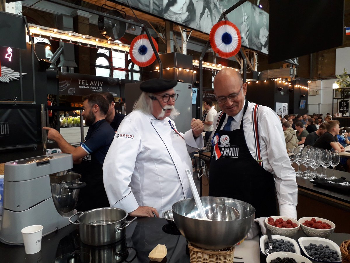 Amb_Francji's tweet photo. Kolejna odsłona Święta #14lipca w Hali Gwardii w Warszawie. Polecam Weekend Francuski dziś i jutro. Mousse au chocolat w wykonaniu szefa #KurtScheller, wiceprezydenta Michała Olszewskiego i moim. @warszawa @molszew77 https://t.co/r22WpTgF3A