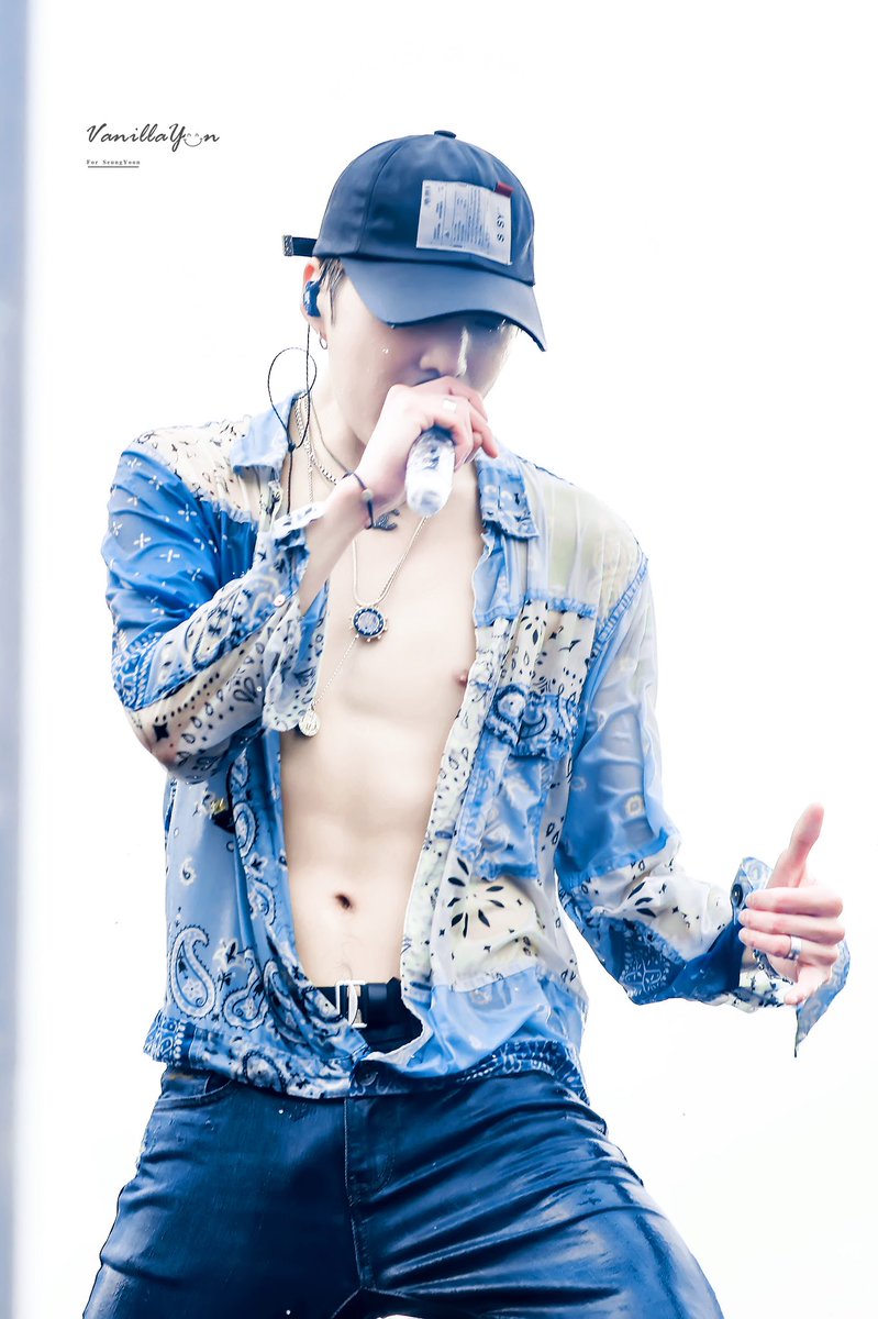 VANILLA_YOON's tweet photo. 190713 waterbomb

🙉🙈🙈🙉

@official_yoon_ 
#강승윤 #seungyoon #姜昇润 #WINNER #위너 #강승윤_솔로_데뷔_6주년_축하_여름에_반짝반짝_승윤한_별 https://t.co/bgrkoDM2o3