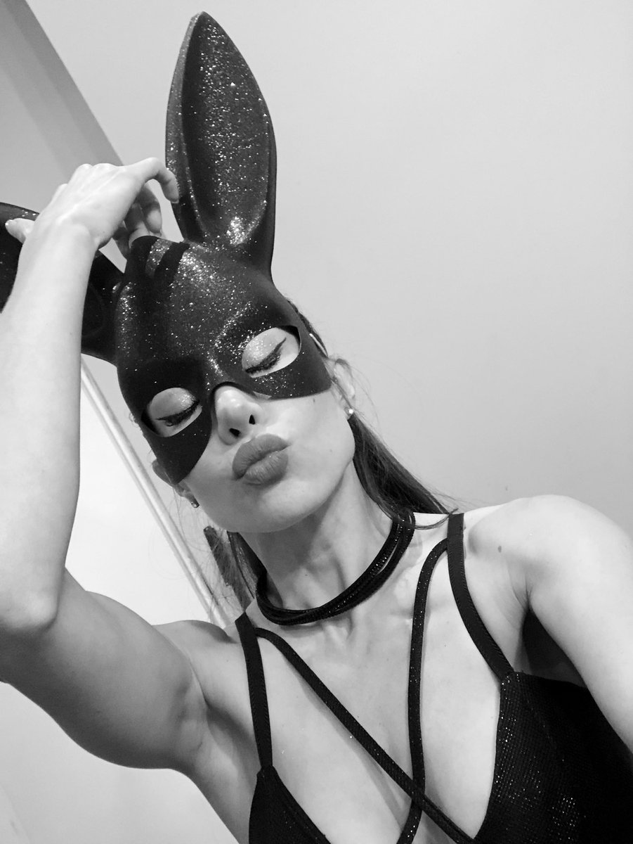 magdalenabravi's tweet photo. Me fui al 🎭 😘 en q andan uds ? https://t.co/X9gsjXJG7c