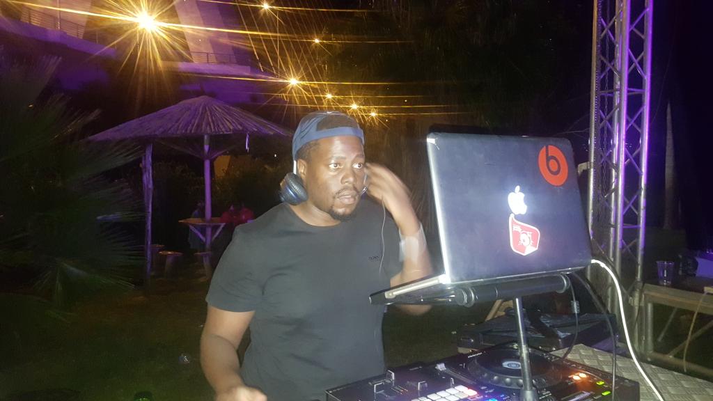 ClubPilsener's tweet photo. It's @DJ_Ssese time to shut down the night!!! You're in for his set? Let's enjoy!!!!!!!!! #ClubEvokeNights
#NeonAtTheBridge2 https://t.co/MyWDBIWG2a