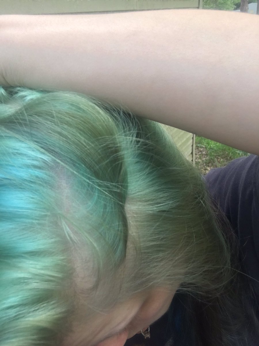 HisSpunky's tweet photo. Tried to get some good pictures of the color but my lighting does not do it justice.....it’s sort of a mint green with blue undertones and black that still stuck to the ends. https://t.co/cnMRvZajH5