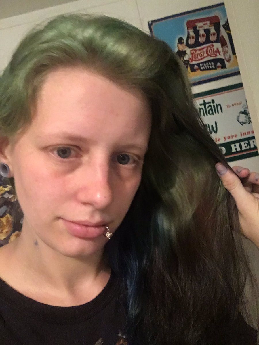 HisSpunky's tweet photo. Tried to get some good pictures of the color but my lighting does not do it justice.....it’s sort of a mint green with blue undertones and black that still stuck to the ends. https://t.co/cnMRvZajH5