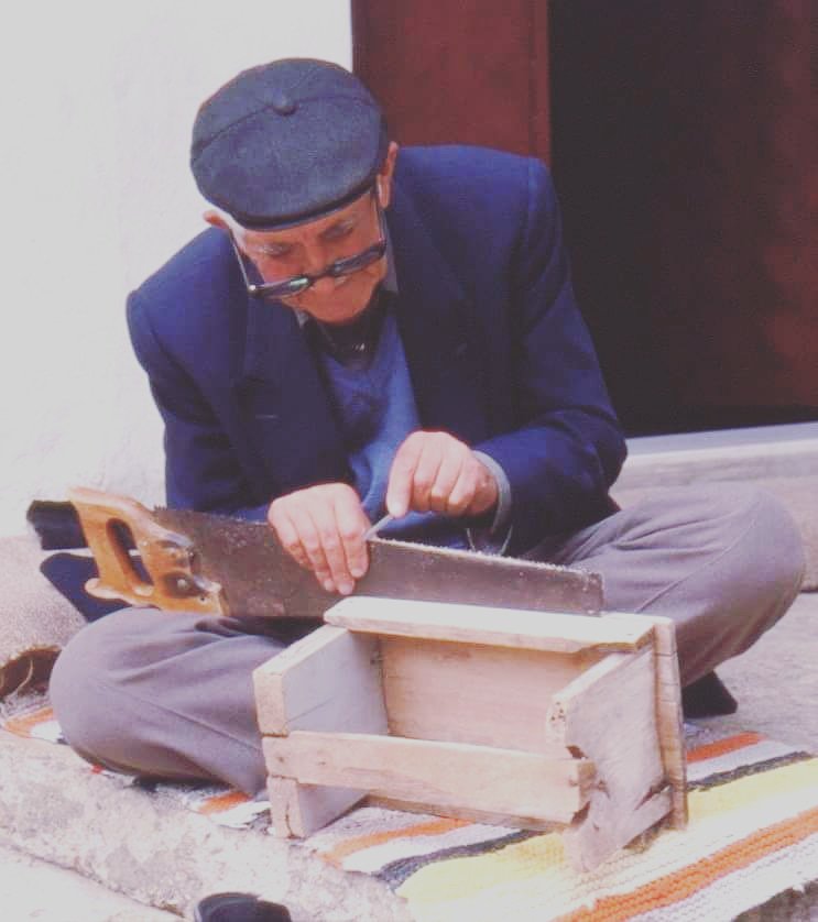 Görüntüsünden önce sesiyle fark edilirdi Dülger Abdurrahman Efendi. Çalıştığı çekiç seslerinden, sigara içtiği öksürmesinden anlaşılırdı. Bir ağacın dibinde uyuyakalsa bu da kolayca fark edilirdi de bir öfkelendiğini anlayamazdı kimse. Nuriye Ana’nın oğlu