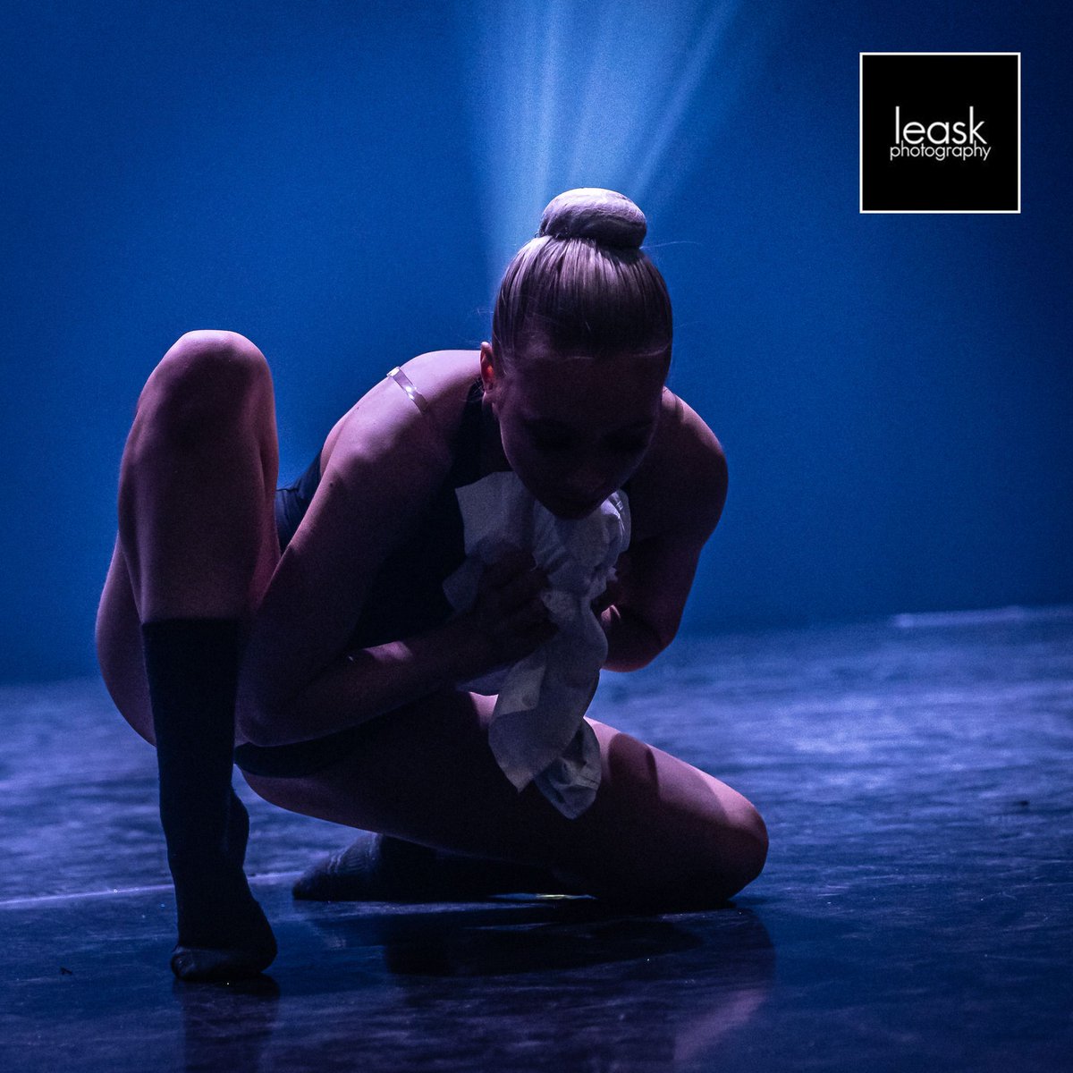 LeaskPhoto's tweet photo. Moody shot of one of the soloists from @csbs_dancer's 2019 shows :-) - for more see https://t.co/JStGKUbfSE  #dancephotography #theatrephotography #theatrephotographer #dancephotographer #danceshow #dancerecital #stagephotography #stagephotographer https://t.co/njTL9S1SNL