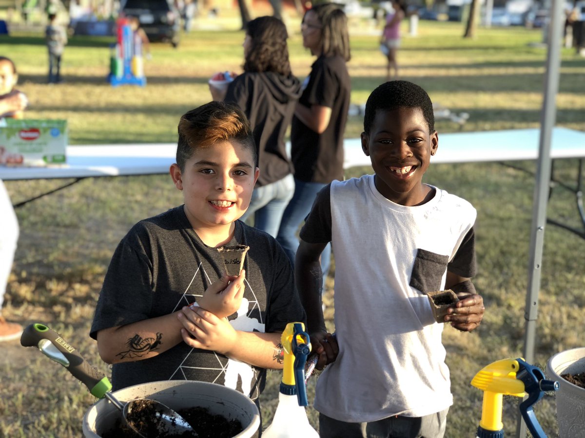 AguilarNathya's tweet photo. Had so much fun with @SamoraSinthia participating in the @CityofPerris first #moviesathepark event yesterday. Taught a lot of how to grow their own plants. While also teaching their parents about #proextra #homedepot #givingback #futurehdassociates https://t.co/f3oMWYGgO9