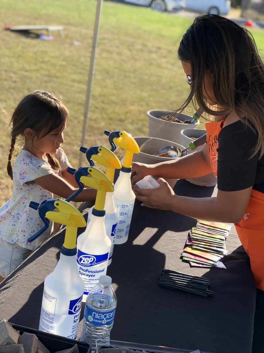 AguilarNathya's tweet photo. Had so much fun with @SamoraSinthia participating in the @CityofPerris first #moviesathepark event yesterday. Taught a lot of how to grow their own plants. While also teaching their parents about #proextra #homedepot #givingback #futurehdassociates https://t.co/f3oMWYGgO9