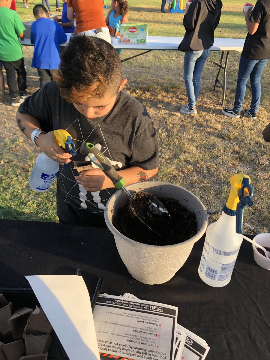 AguilarNathya's tweet photo. Had so much fun with @SamoraSinthia participating in the @CityofPerris first #moviesathepark event yesterday. Taught a lot of how to grow their own plants. While also teaching their parents about #proextra #homedepot #givingback #futurehdassociates https://t.co/f3oMWYGgO9