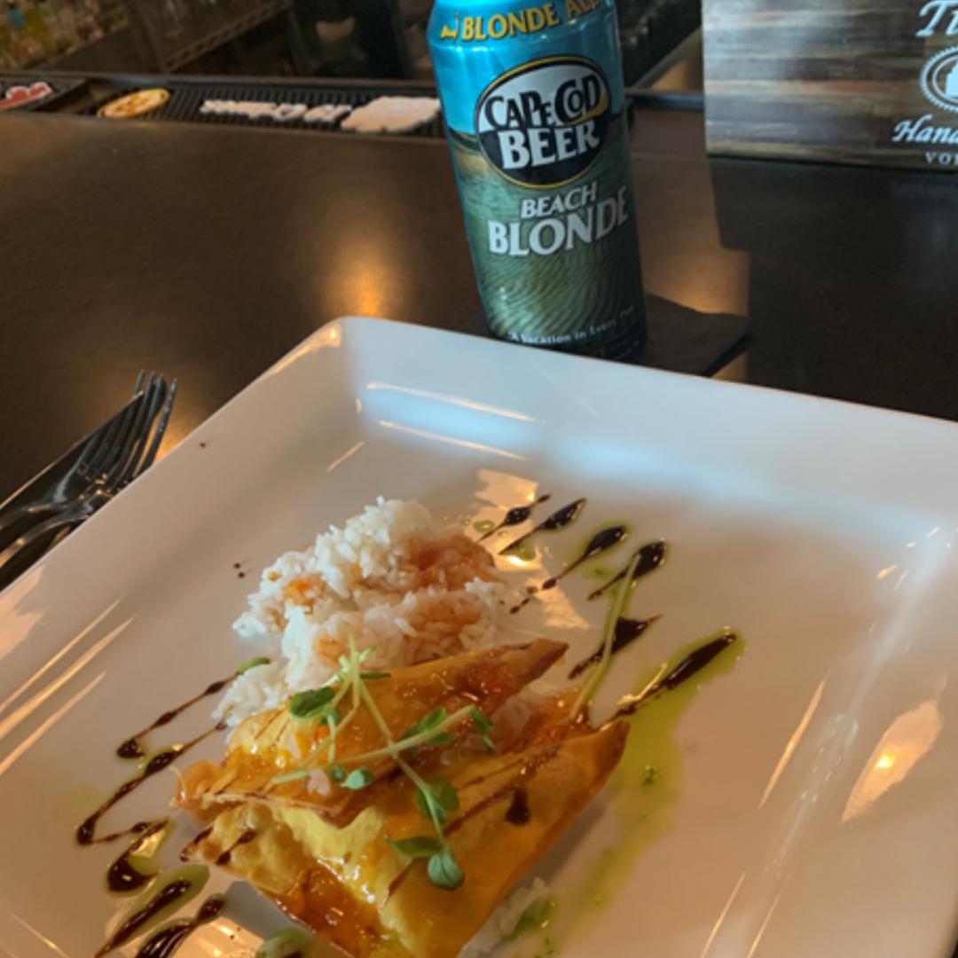 capecodbeer's tweet photo. If you're in the Buzzards Bay area stop by Mahoney's On Main for dinner! Try their delicious Lobster Rangoons which is the perfect match for our Cape Cod Beach Blonde Ale! π»
#CapeCodBeer
#DrinkLocal
#EatLocal
#SummeronCapeCod
#WhereToEat https://t.co/4MYH32enfp