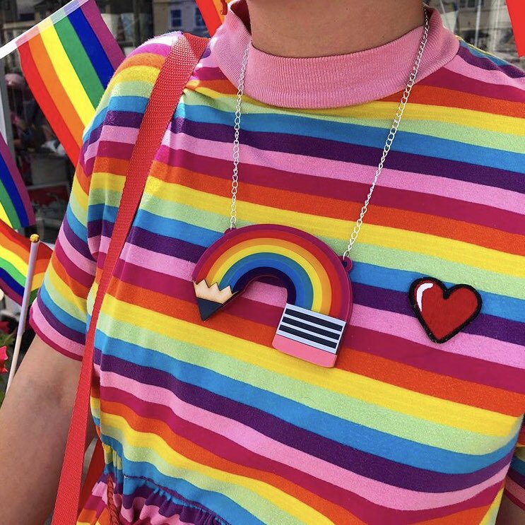 PigletJewellery's tweet image. Woah just L👀k at the gorgeous rainbow being @hellohelloDODO rocking all the colour &amp;amp; sporting her new necklace at Worthing Pride...I already have the same jelly shoes, now I just need her @lazyoaf dress! 🌈💖
#littlepigjewellerydesign #hellododo #lazyoaf #pride #acrylicjewellery