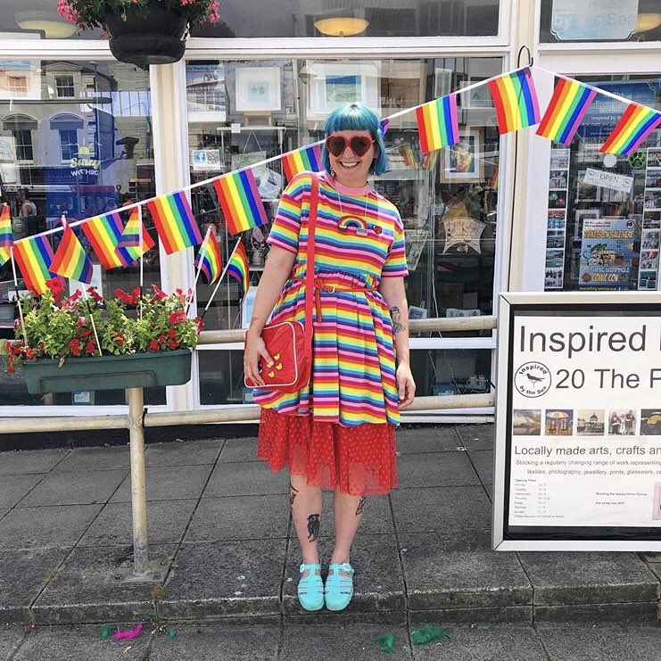 PigletJewellery's tweet image. Woah just L👀k at the gorgeous rainbow being @hellohelloDODO rocking all the colour &amp;amp; sporting her new necklace at Worthing Pride...I already have the same jelly shoes, now I just need her @lazyoaf dress! 🌈💖
#littlepigjewellerydesign #hellododo #lazyoaf #pride #acrylicjewellery