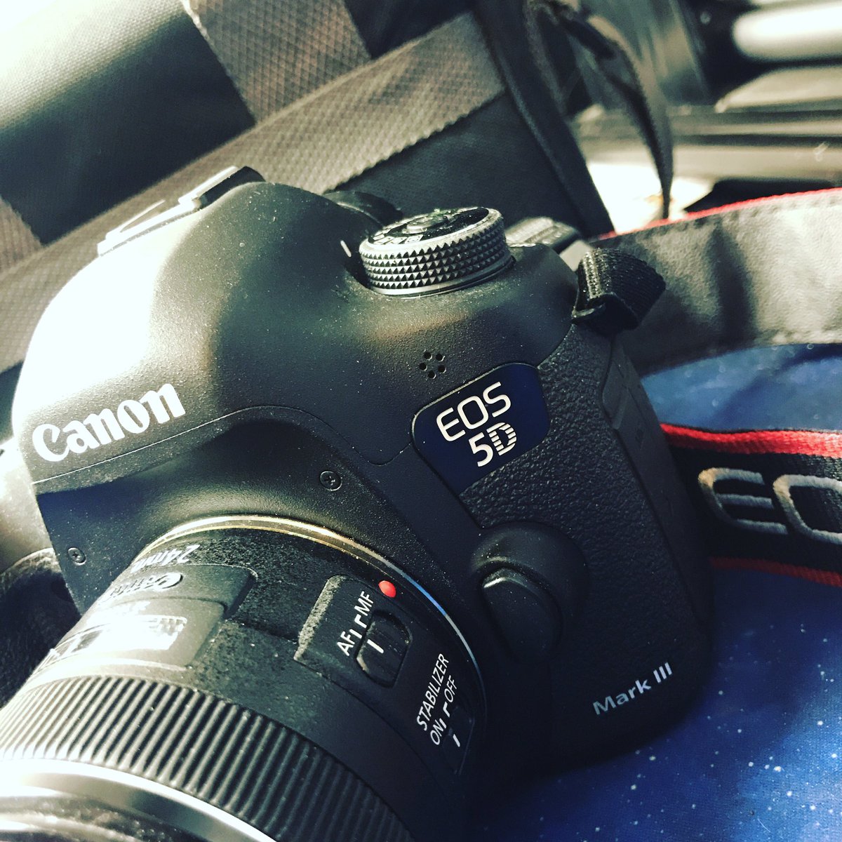 Petit prêt du Père pour vous faire de belles photos pour les vacances ! 📸
.
.
.
.
.
.
.
#5Dmarkiii #24mm28 #photo #vacances #reflex #pleinformat #fallframes #canon