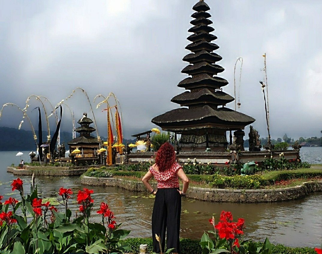 JacquelineSion's tweet photo. "I believe in good things coming back to you" 🍀 #Templo #Beratan #Puraulundanubratan #Bali https://t.co/ffv93KUcg6