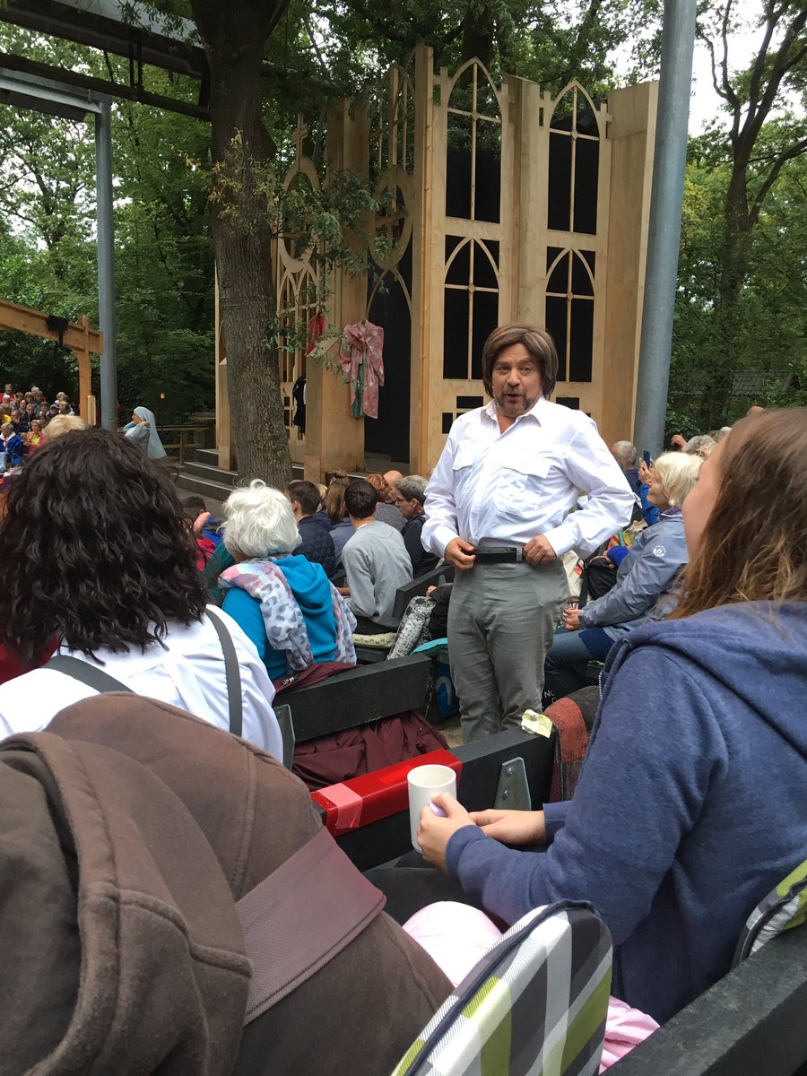 mmvdclssn's tweet photo. De voorbereidingen voor Maat voor Maat zijn in volle gang @ShakespeareTD. Geweldige sfeer, vrolijk georganiseerde chaos. Daar rijden wij elk jaar graag voor heen en weer vanuit #Rotterdam https://t.co/TTZPPKglRT