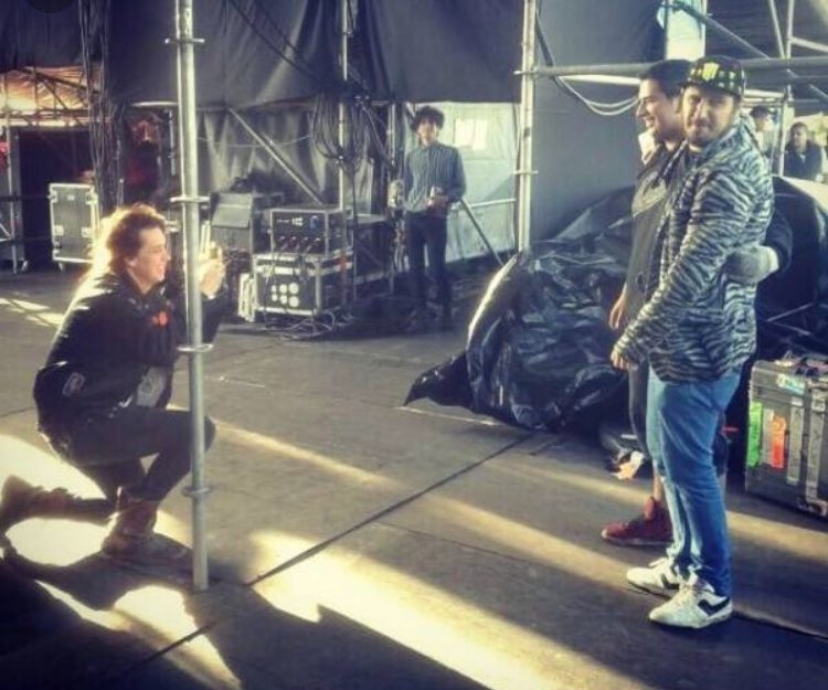 gustygodoy's tweet photo. Julian Casablancas líder de The Strokes sacándole una foto a Cucho Parisi de Los auténticos Decadentes y también mostrando un Mantecól https://t.co/rT4baRmo9v