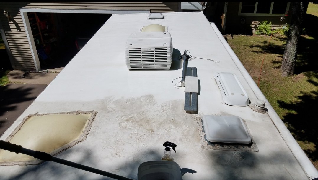 Cleaned my RV's roof this morning. I didn't think it looked that bad. Can you see the difference? lol

#rvlife #motorhome #SaturdayMotivation #RVadventure #summercleaning #wow