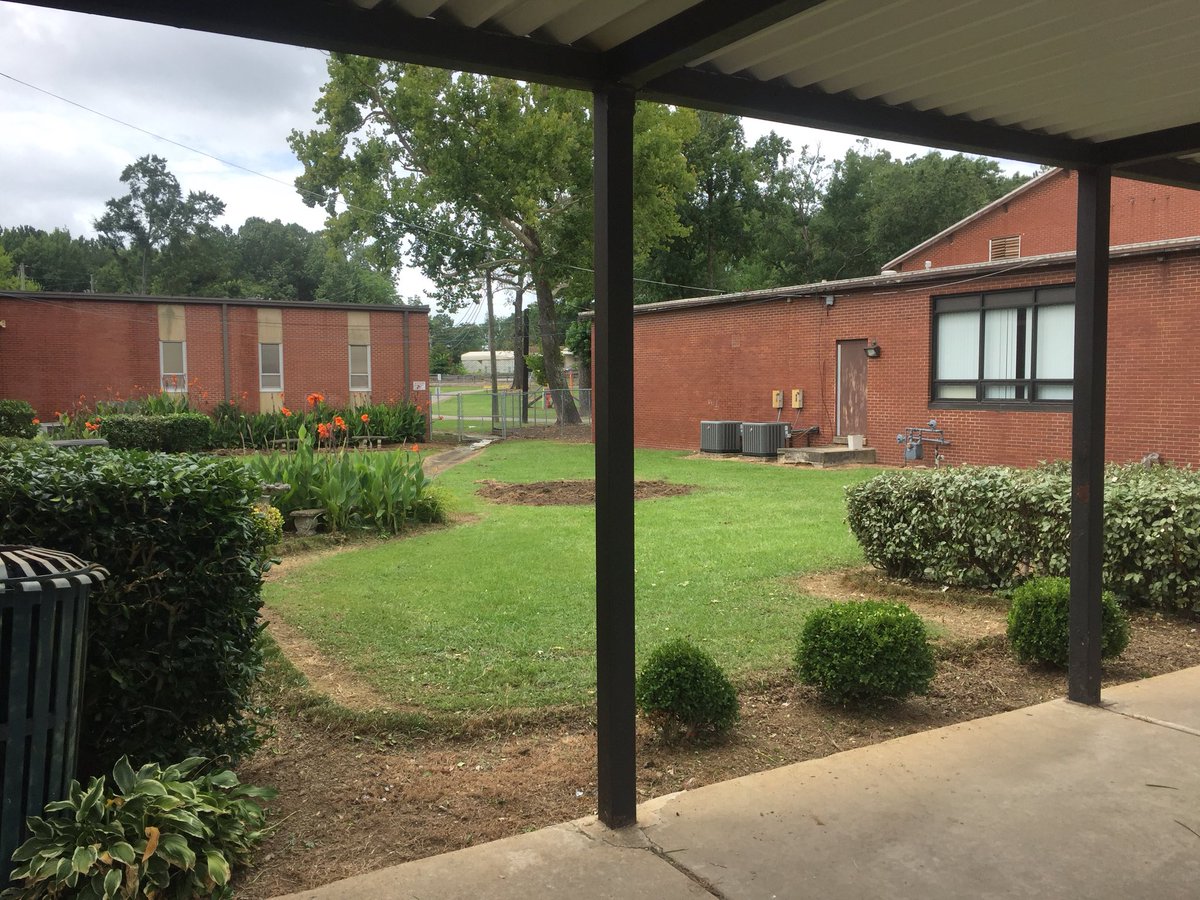 The WPES Warriors and the Church of the Highlands Gadsden Serve Team made our school beautiful again!It is so amazing to have wonderful partners and community members that want our Comm. and our students to be successful!
<a href="/wpeslib/">Walnut Park Library</a> 
@churchofthehighlandsgadsden <a href="/gcstitans/">Gadsden City Schools</a>