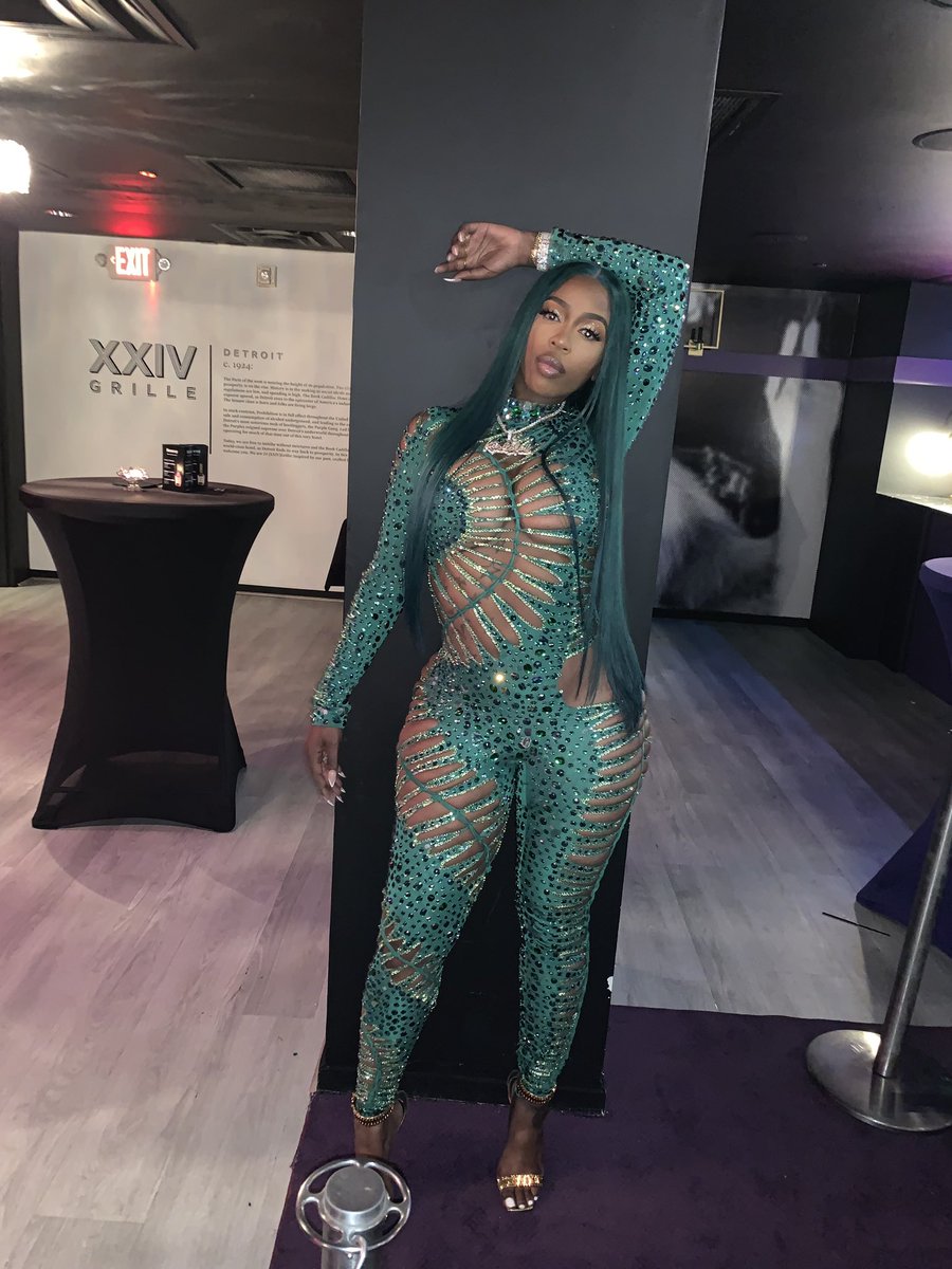 kashdoll's tweet photo. KASHIVY https://t.co/Qf9pcivO6q