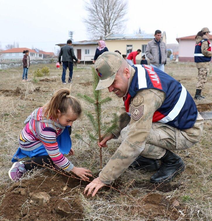 Kuruluşumuzdan bu yana 180 yıldır her bahar ağaç dikiyoruz. 

Dünyaya örnek olmak ve gelecek nesillere yemyeşil bir ülke bırakmak için 180’inci yılımızda 180 bin ağaç diktik.🌳🇹🇷
#JandarmaHeryerde
