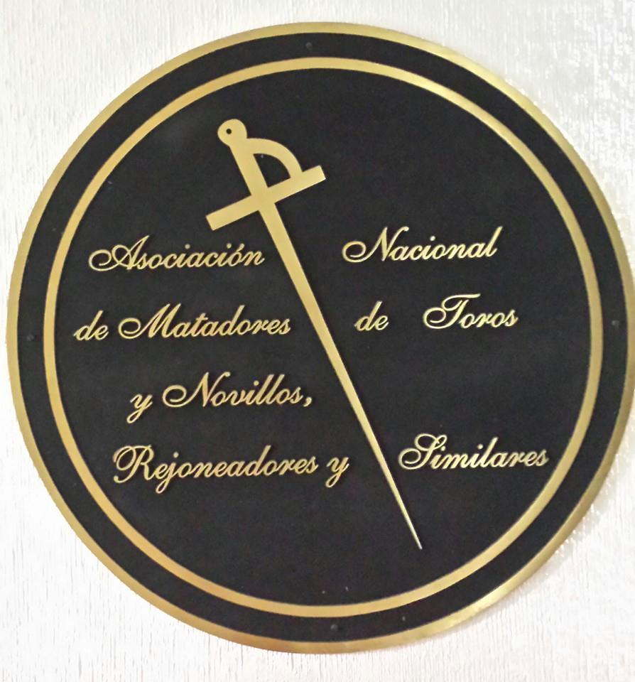 tengo el Orgullo se ser la Primera y Única mujer hasta la fecha de hoy, en entrar a exponer mi Obra, en 53 años de historia de este recinto sagrado de la Tauromaquia que dirige el Maestro y Amigo Paco Dóddoli.
muchas gracias por haberme abierto las puertas y nos veremos pronto.