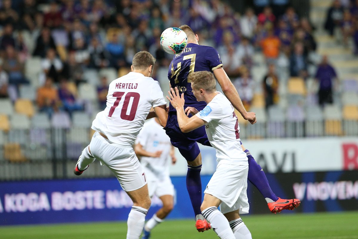 nkmaribor's tweet photo. Po 1. polčasu 0:1.
Nam neupravičeno razveljavljen gol v 5. minuti (Kronaveter), ko ni bilo ofsajda...
Gostom priznan ob sprva dvomljivi situaciji pri podaji Mertlja do Tijanića, a po ogledu posnetka vendarle pravilna odločitev.
#MiSkupajEnoSmo #GremoMaribor #plts #MBTRI https://t.co/1iU1tcNWEE