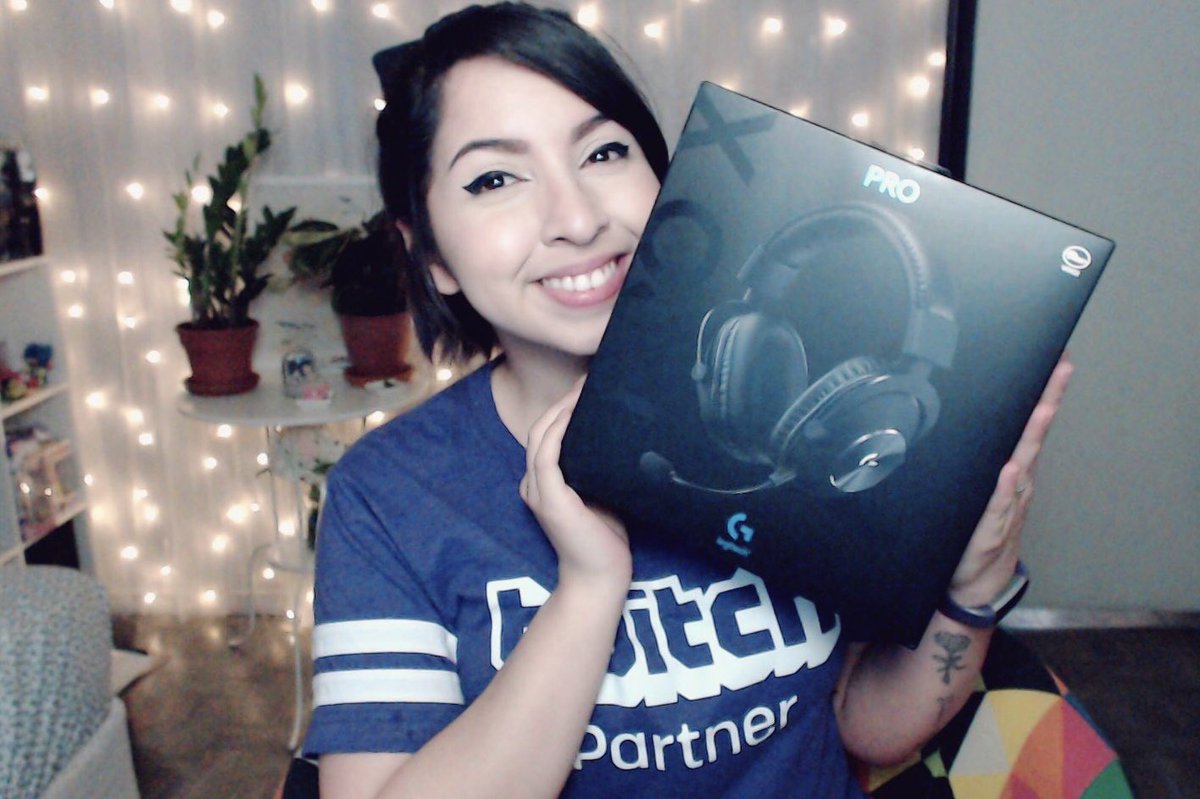 Gumpita's tweet image. Super excited to announce that I’m now a @LogitechG affiliate! ✨

Thanks to them, I can finally get rid of my horrible earbuds, &amp;amp; I get to rock the new PRO X headset. 🤘🏻It’s honestly the best headset I’ve ever used, I HIGHLY recommend it! #PlayToWin #ProductProvidedByLogitechG
