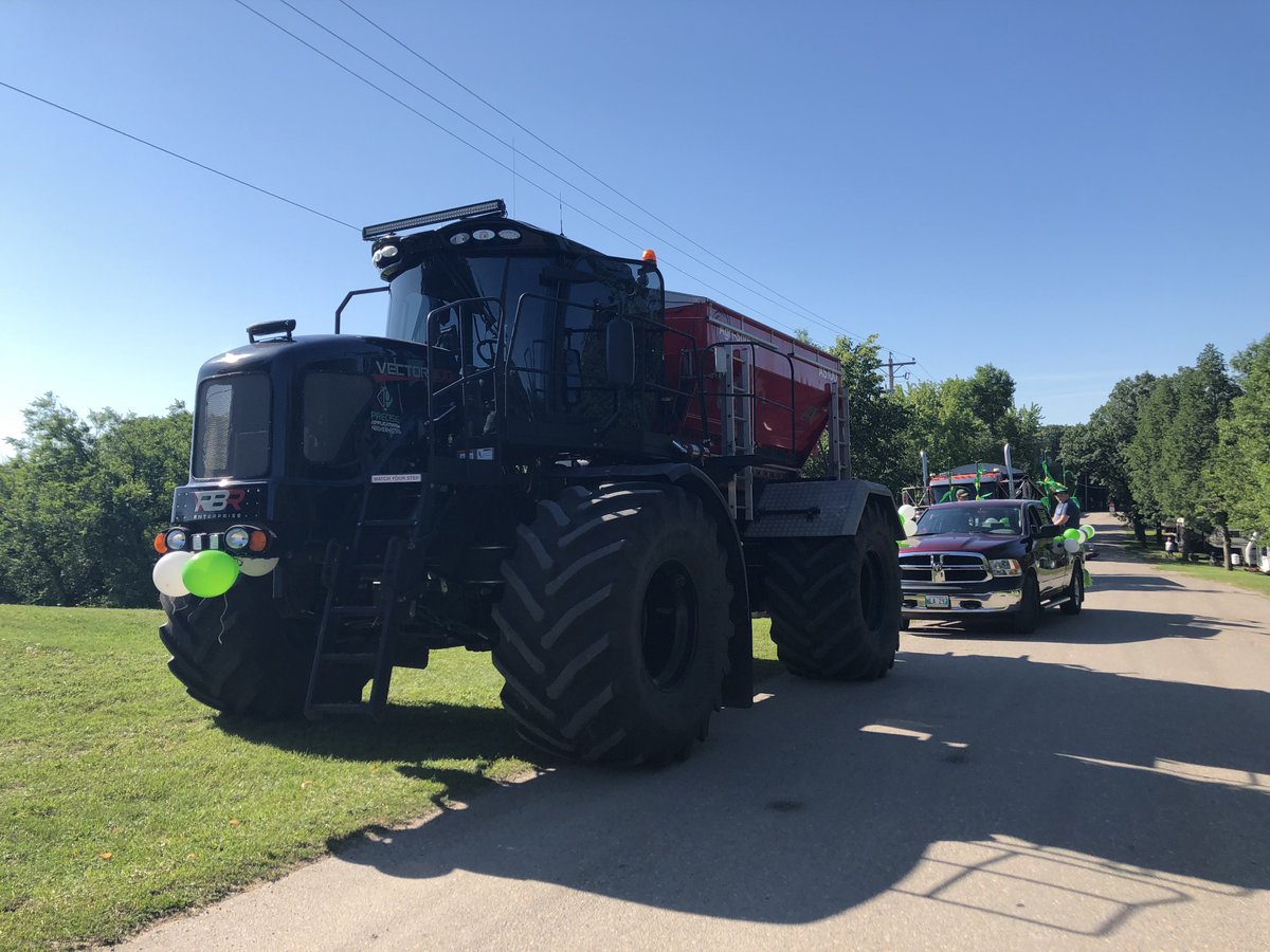 CarlisleLiquid's tweet photo. Great time this morning at the local #SourisMB #Parade @PreciseApplica1 @OKTireCarroll @AgCarlisle #ParadeFloat #LetsGetGrowing19 #LocalFair #summerfun #corn #BioSul https://t.co/EQ5T1p3kme