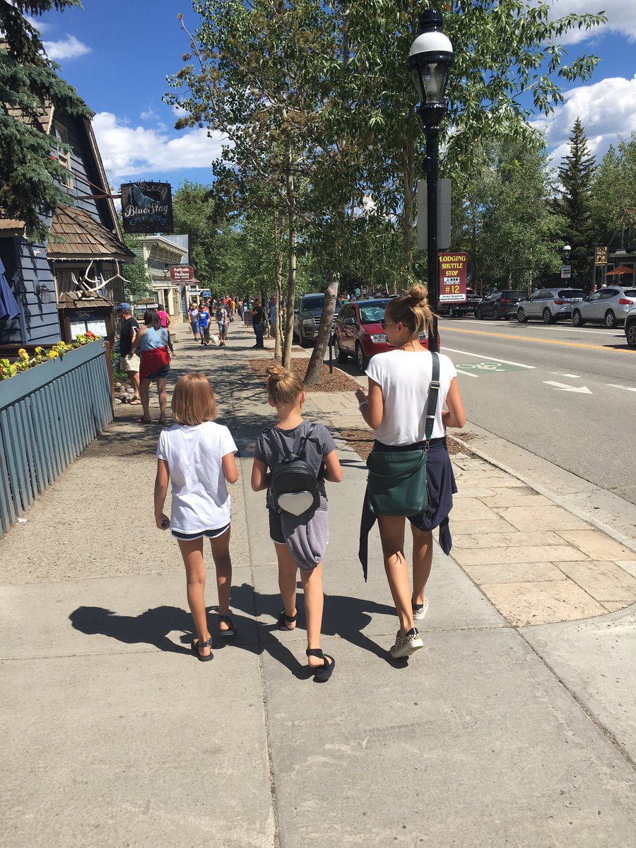 oldmud40's tweet photo. A Mama and her girls... #Breck2019 #QuickTrip @Kallimustard https://t.co/pVlCREJzfb
