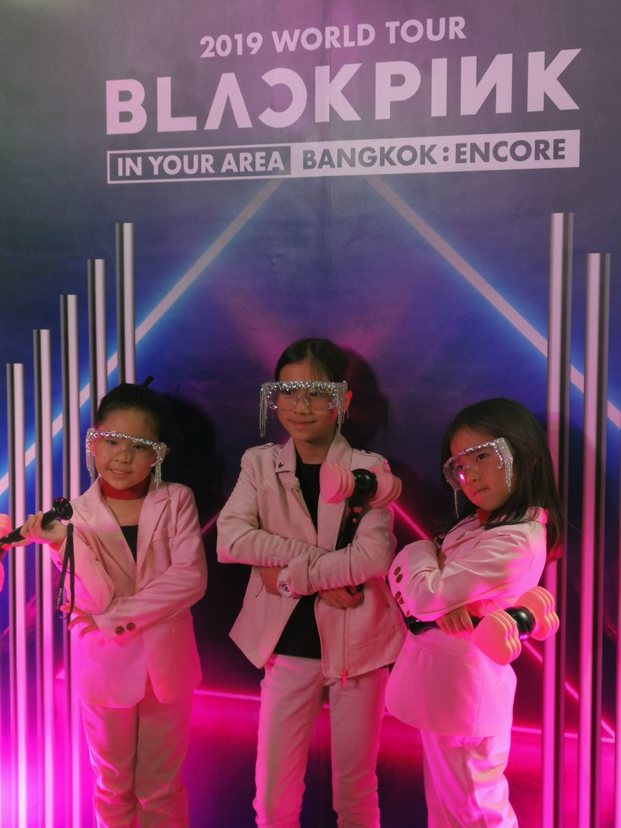 linetvth's tweet photo. วันนี้ #LINETV เปิดบูธ 11.30 น.เช่นเคยนะค้าาา แวะมาเพ้นท์กลิตเตอร์หรือถ่ายรูปสุดชิคเป็นที่ระลึกก็ได้ค่า 😘
และอย่าลืมลงรูปจากบูธเรา แล้วติด #ไลน์ทีวีดูฟรีแจกเก่ง นะคะ จะได้มาลุ้นรับโปสเตอร์พร้อมลายเซ็นสาวๆ กัน! 
#BLACKPINKInBangkokEncore
#BLACKPINKInBangkokEncoreDay3 https://t.co/QSX6E9G4hf