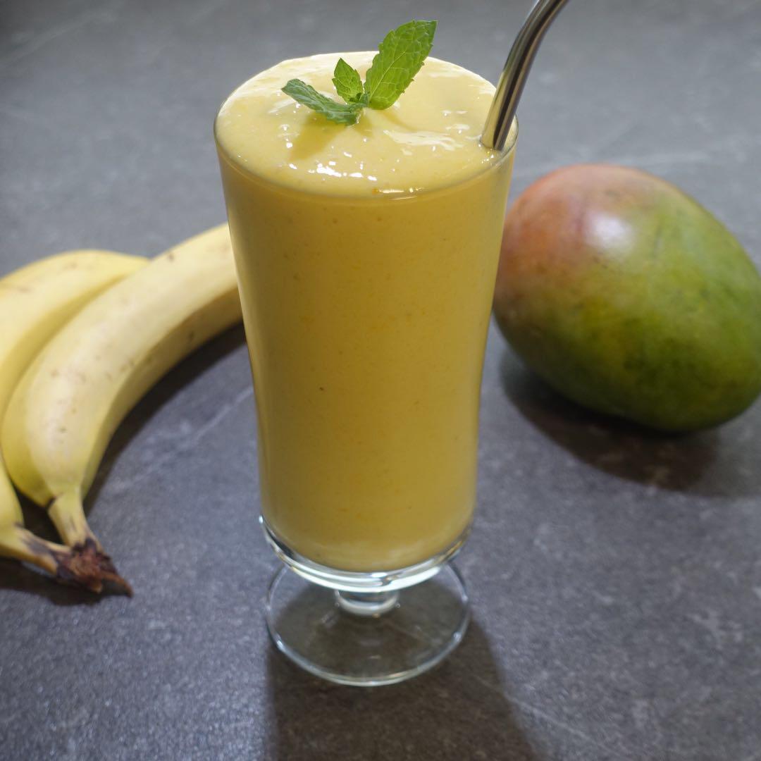 Ein Erfrischender Bananen-Mango-Smoothie
#emelysworld #ohnezucker #şekersiz #mango #banane #muz #smoothie #lowcarb #vegetarisch #yummy #lecker #leckeressen #delicious #yummy #food #foodporn #foodphotography #foodblogger #Jedekleinemüheisteinekunst #hergüzelemekbirsanattir