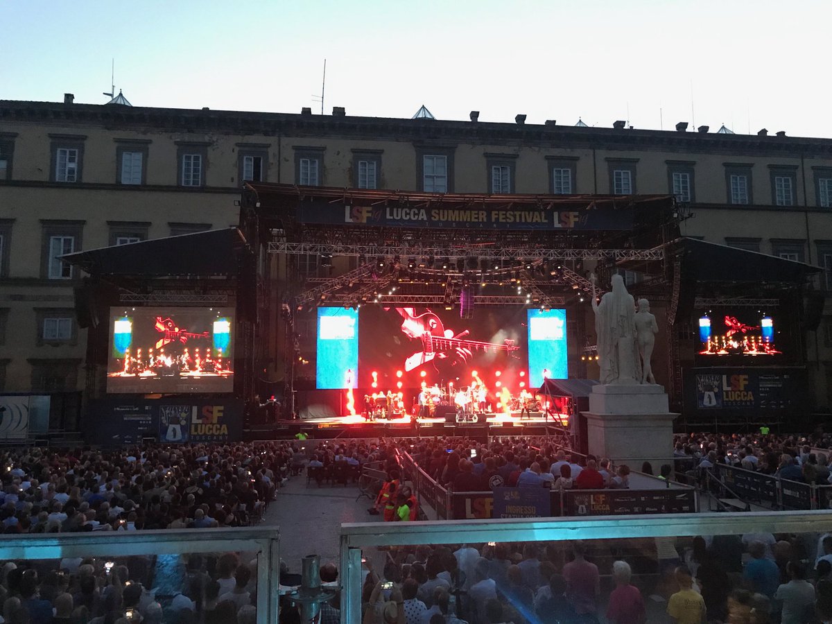 pi90528068's tweet photo. Mark Knopfler al #luccasummerfest stasera sotto un cielo di stelle ✨ e la luna 🌙 https://t.co/OwjZIquX93