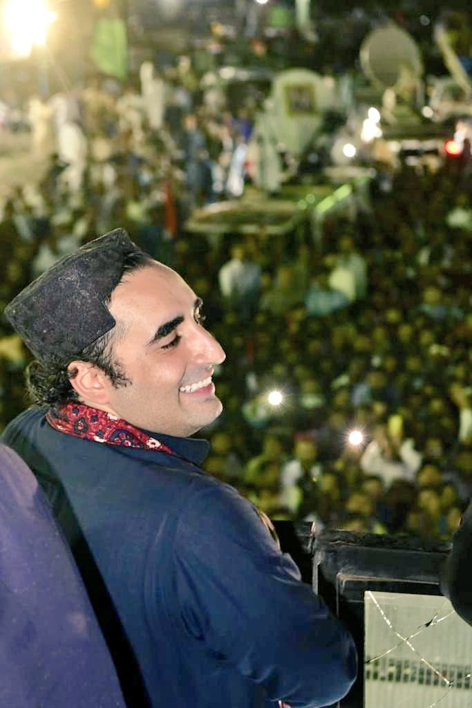 SyedAghaPPP's tweet photo. جب جب وقت ہمیں آزمائے گا ہمیں بھٹو خاندان یاد آئیگا 
جب سولی پے لٹکایا جائے گا تب بھٹو خاندان یاد آئیگا 
جب ملک میں ظالم آئینگے پھر ان سے جو ٹکرائے تب بھٹو خاندان یاد آئے گا ۔
جیئے بھٹو .
@BakhtawarBZ @AseefaBZ @BakhtawarBZ https://t.co/brIk3BwTLX