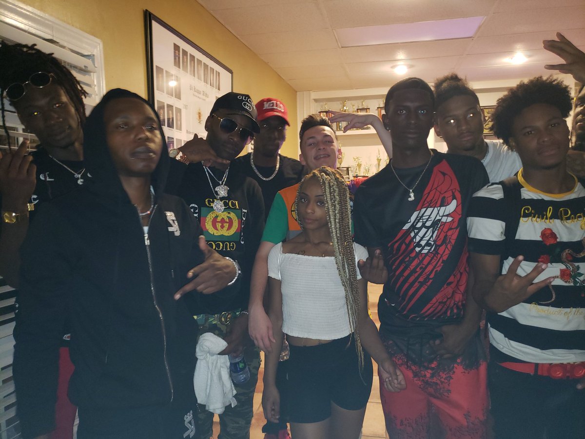 CaptainWhybrew's tweet photo. Everybody showed up and showed out last night!! The #PikeHouse was packed and it was a great night! @lyricoctober @whitesosaa @jaywondermusic @2RealMello @_lil_JMoney @Johnson_Mcfly @DJSkiWeezy https://t.co/L1FVt6u5pz